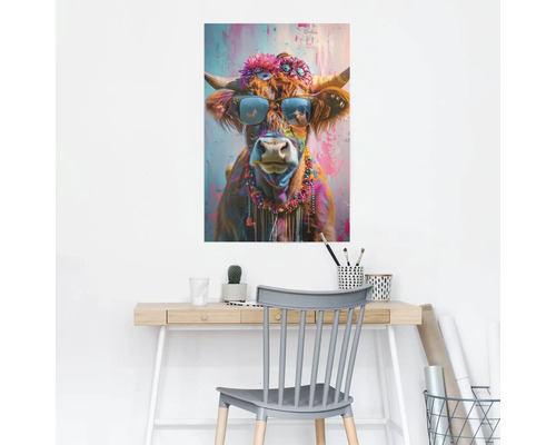 Decoratief koeienmotief met bloemen, zonnebril en halsketting als muurschildering op kantoor.