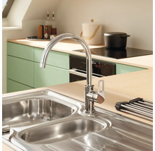 Keuken spoelbak met kraan in een lichte keuken.