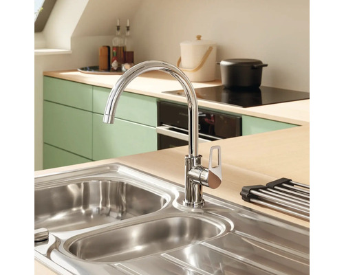 Keuken spoelbak met kraan in een lichte keuken.