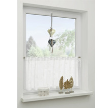 Gedecoreerd raam met hartvormige hanger, gordijn en vensterbankdecoratie