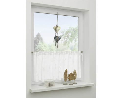 Gedecoreerd raam met hartvormige hanger, gordijn en vensterbankdecoratie