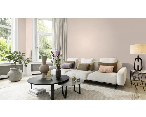 Lichte woonkamer met bank, salontafels en decoratie