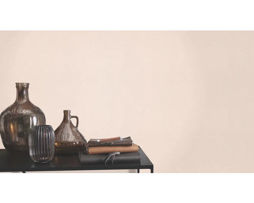 Decoratieve glazen vazen en notitieboekjes op een tafel