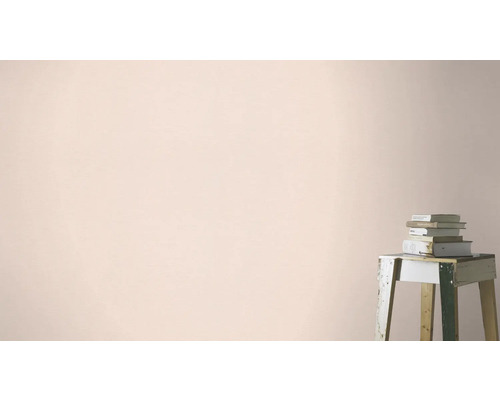 Wanddecoratie met verflaag en stapel boeken op een kruk