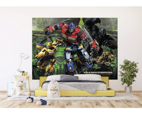 Kinderkamer met Transformers muurschildering boven een geel bed