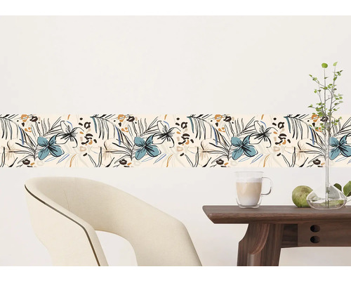 Wandborder met bloemmotief in een interieur