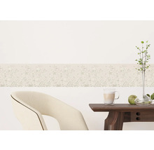 Decoratieve kamer met florale border, stoel en tafel