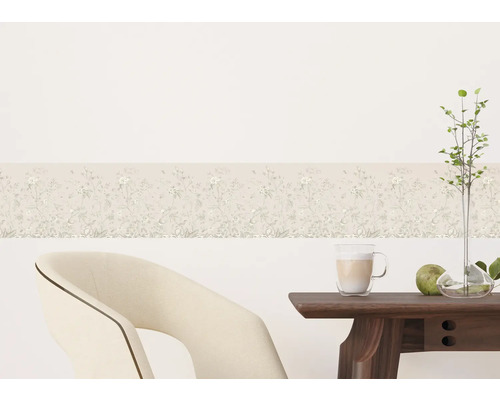 Decoratieve kamer met florale border, stoel en tafel