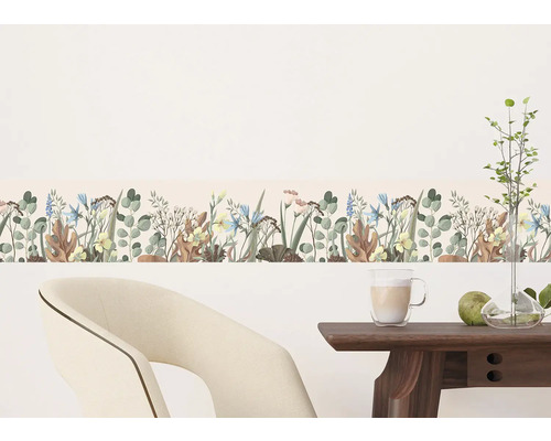 Wandborder met bloemenpatroon in een heldere ruimte met stoel en tafel