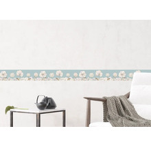 Wanddecoratie met een bloemenrand in het interieur.