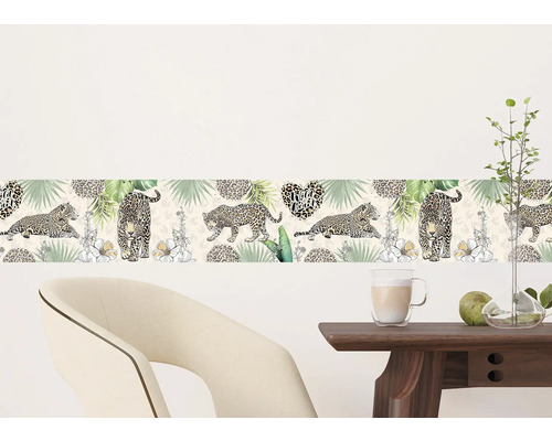 Wandborder met luipaardpatroon en bloemmotieven in een kamer