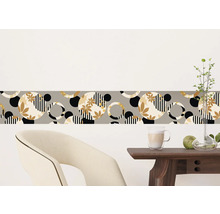 Muurrand met geometrische en florale patronen in een modern interieur.