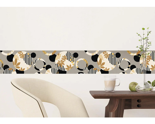 Muurrand met geometrische en florale patronen in een modern interieur.