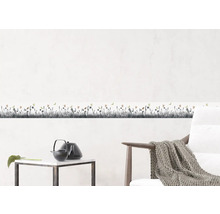 Muur met gras- en vlinderborder, aangevuld met decoratieve elementen voor een harmonieuze kamerambiance.