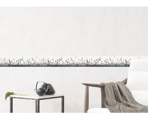 Muur met gras- en vlinderborder, aangevuld met decoratieve elementen voor een harmonieuze kamerambiance.