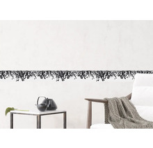 Woonkamer met klimoprand op de muur, tafel en fauteuil