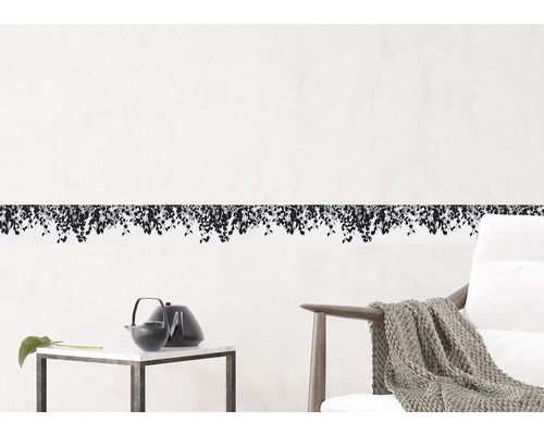 Woonkamer met klimoprand op de muur, tafel en fauteuil