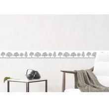 Muurrand met boommotief in een lichte kamer.