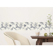 Woonkamerscène met een florale rand, stoel en tafel