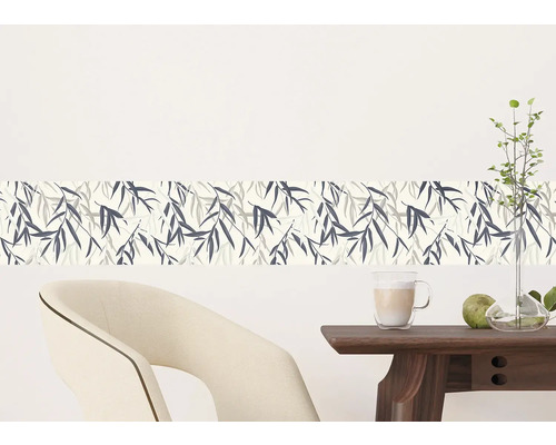 Woonkamerscène met een florale rand, stoel en tafel