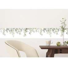 Scene met bloemenmuursticker, stoel en tafeldecoratie voor een stijlvolle kamerambiance.