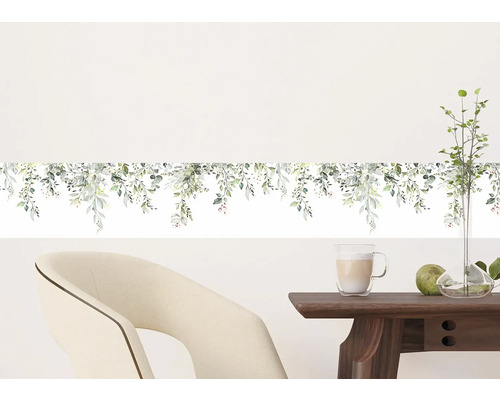 Scene met bloemenmuursticker, stoel en tafeldecoratie voor een stijlvolle kamerambiance.