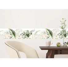 Wandbordüre met plantmotieven in een heldere ruimte.