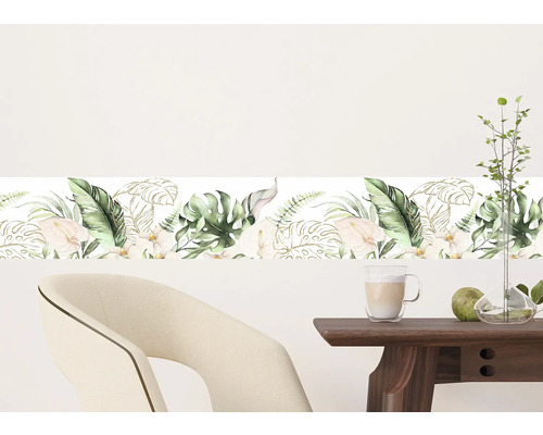 Wandbordüre met plantmotieven in een heldere ruimte.