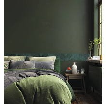 Slaapkamer met bed, nachtkastje en wanddecoratie