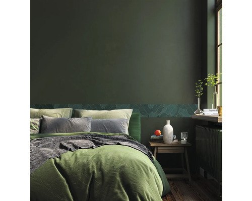 Slaapkamer met bed, nachtkastje en wanddecoratie