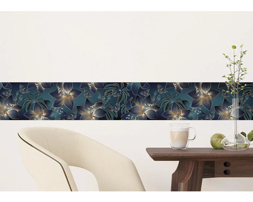 Wandborder met bloemmotief in een modern ingerichte kamer