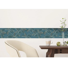 Wandborduur met bladerpatroon in een interieur.