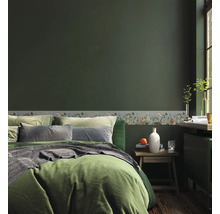 Slaapkamer met bed, nachtkastje en bloemenrand op de muur