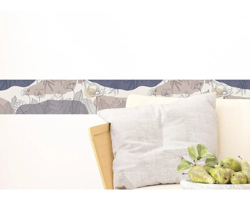 Wandbordüre met plantenmotief boven een fauteuil met kussens en een schaal met peren