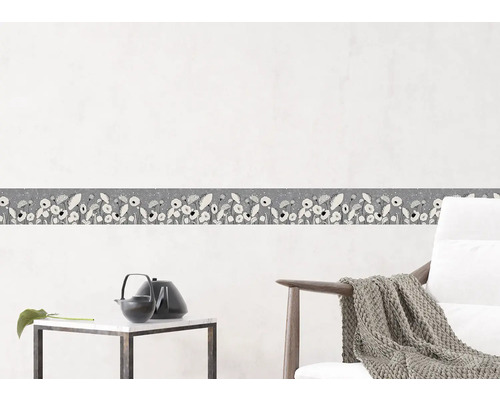 Grijze rand met bloemmotief op een muur