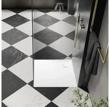 Moderne badkamer met vierkante vloertegels, douche en handdoekrek
