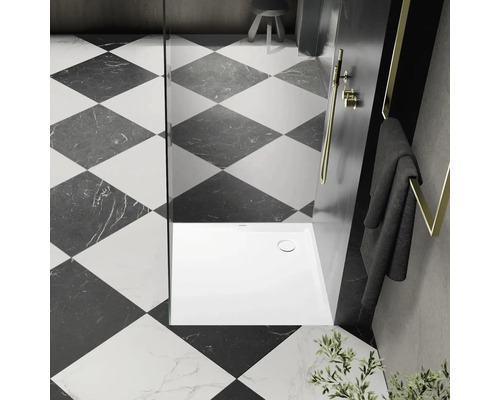 Moderne badkamer met vierkante vloertegels, douche en handdoekrek