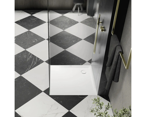 Moderne badkamer met vierkant tegelpatroon, douche en handdoekrek