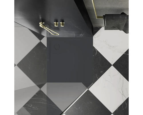 Moderne badkamer met schaakbordtegels en douche