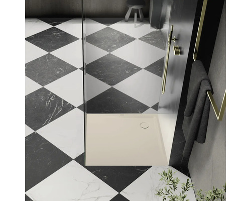 Badkamer met douchebak, handdoek en schaakbordtegels