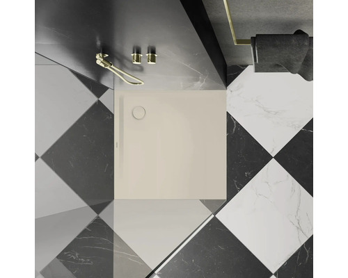 Vierkante douchebak met douchearmatuur en handdoekrek in de badkamer