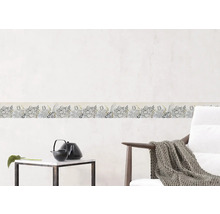 Scène met een rand met bloemmotief op een witte muur