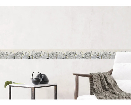 Scène met een rand met bloemmotief op een witte muur