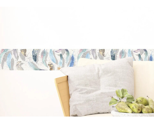 Muursticker met verenmotief in de woonkamer