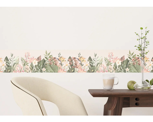 Wandborder met bloemenmotief in een kamer weergegeven.