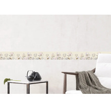 Wandbordüre met bloemenmotief in een lichte ruimte