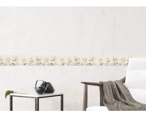 Wandbordüre met bloemenmotief in een lichte ruimte