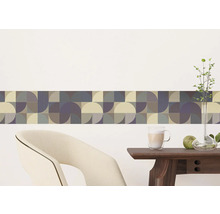 Scene met geometrische rand op de muur, stoel en tafel