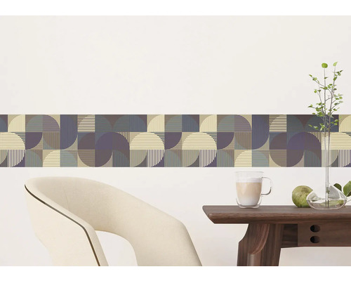 Scene met geometrische rand op de muur, stoel en tafel