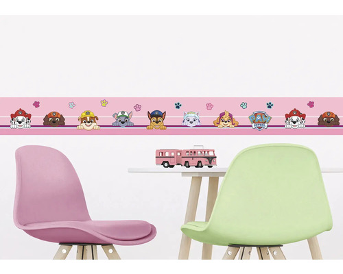 Decoratieve kinderkamer met Paw Patrol rand, tafel en twee stoelen